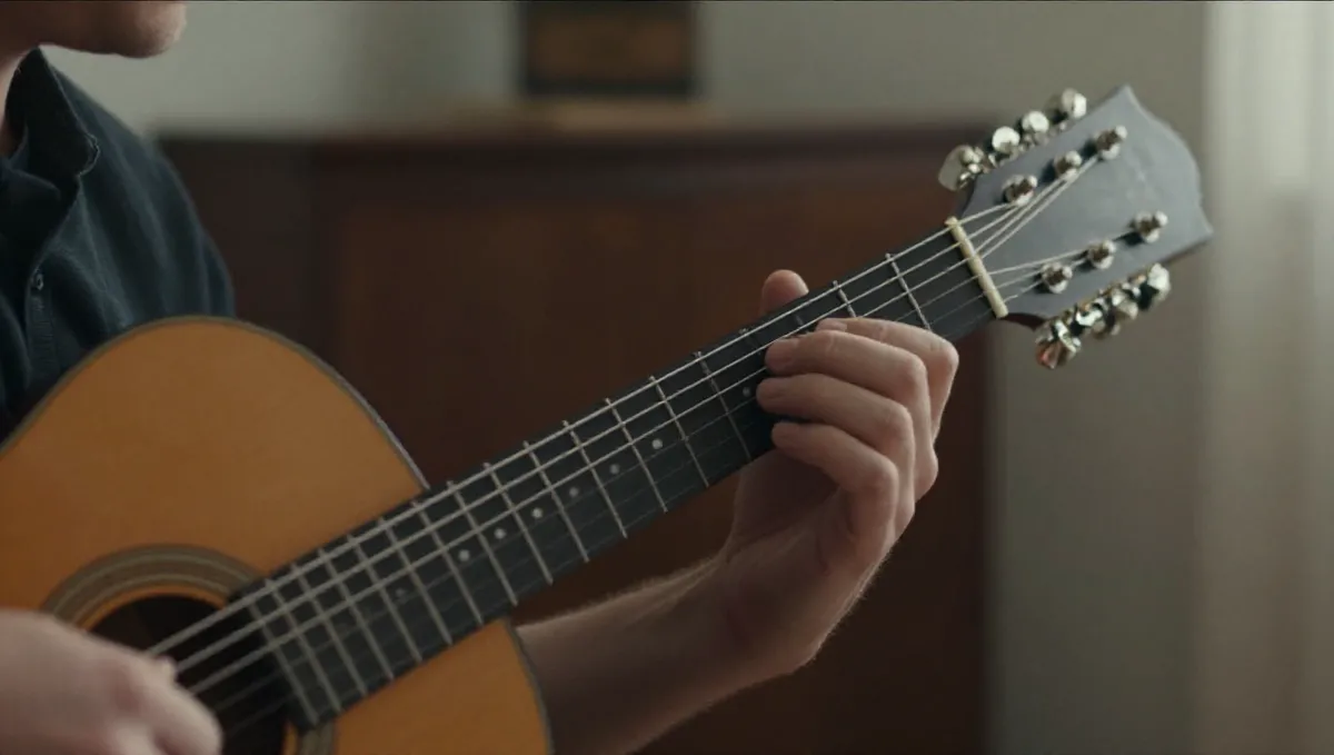 Bàn tay phải dùng ngón cái gảy dây bass trên đàn guitar dây nylon