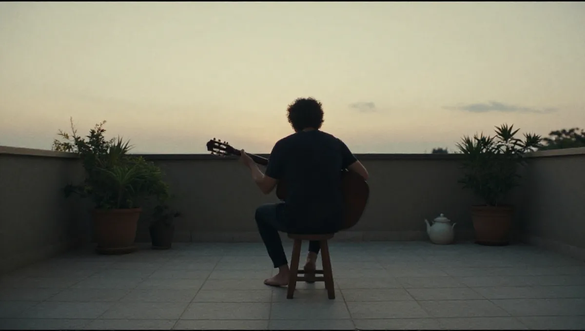 Người tập guitar ngồi ở hiên nhà lúc chiều tối, chân gõ nhịp xuống nền gạch